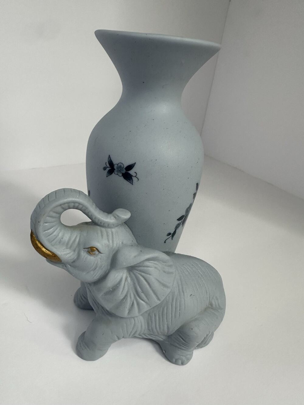 Vintage 1981 Beachcombers Intl Elephant Bud Vase Blue Floral Gold Tusks 7”